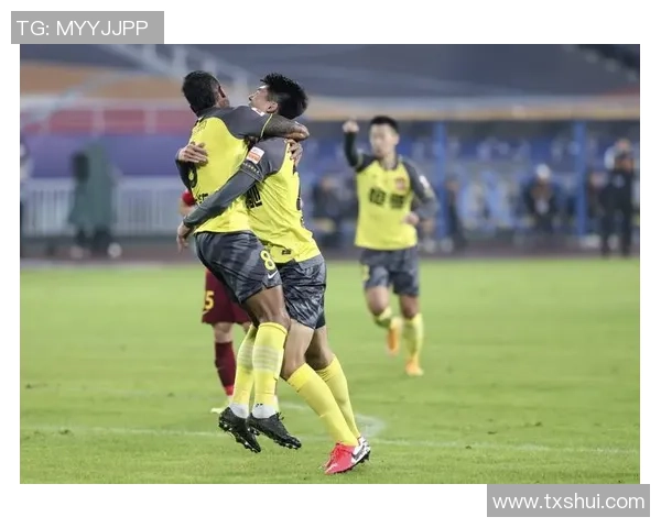 广州富力迎战河北华夏幸福争夺中超联赛关键三分之战