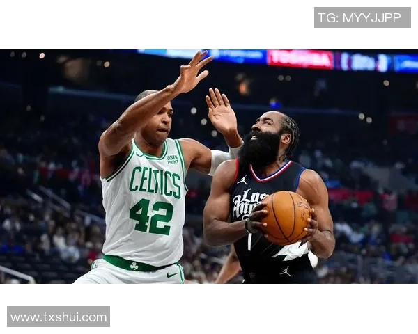 快船与凯尔特人激战正酣NBA赛场精彩瞬间回顾与分析